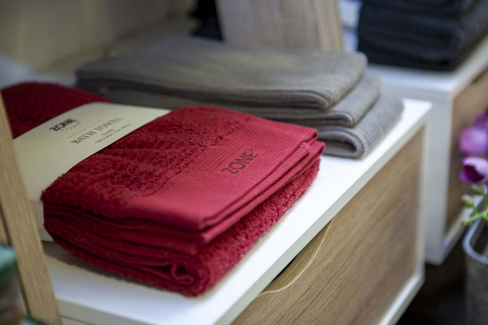Ærø Møbler møbelbutik i Marstal - bløde badehåndklæder fra Zone Danmark